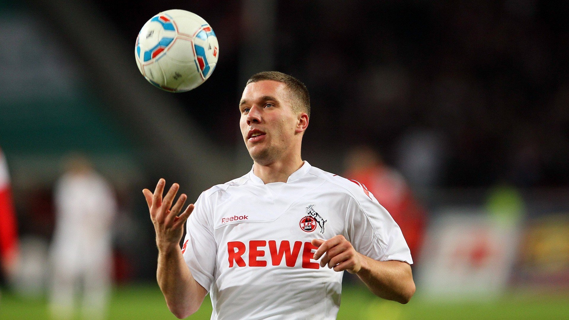 足球的演变史：从泥地到现代化球场，足球演变图